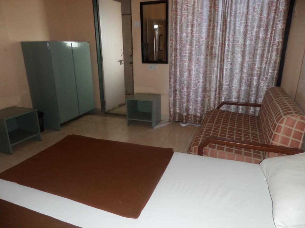 Oyo Flagship 37830 Hotel Aakar International Satara Luaran gambar