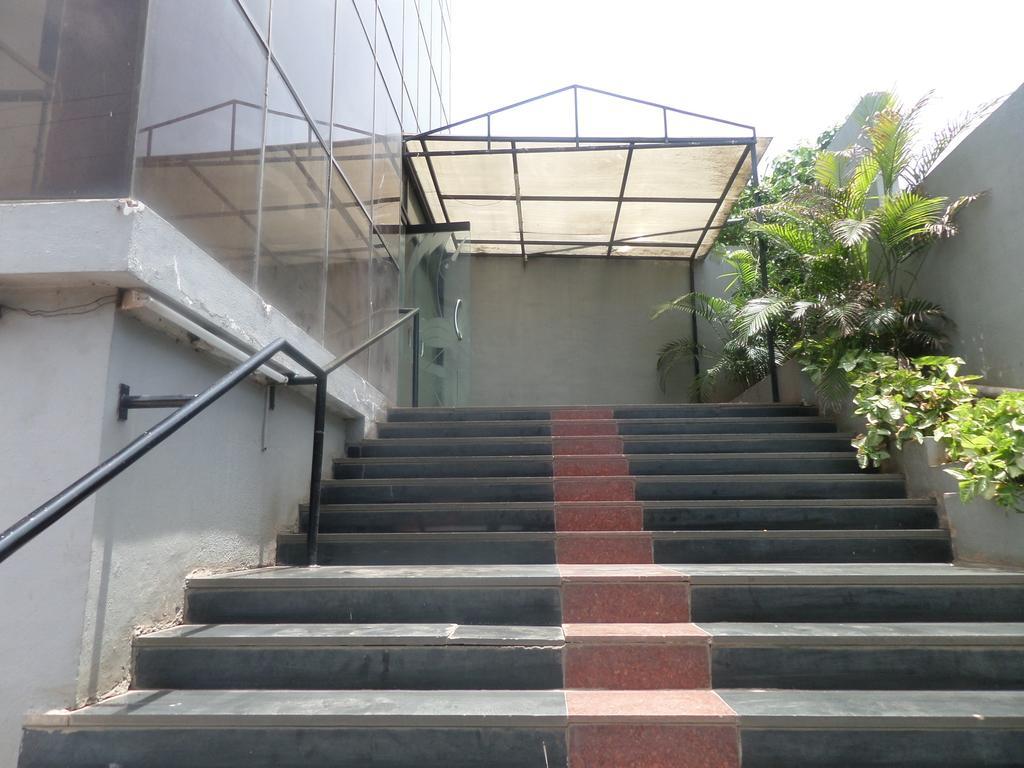 Oyo Flagship 37830 Hotel Aakar International Satara Luaran gambar